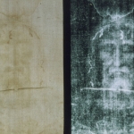 Fotografie des Gesichts auf dem Turiner Grabtuch: Positiv (links) und Negativ (rechts)