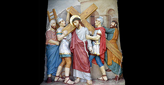 Jesus nimmt das Kreuz auf seine Schultern 