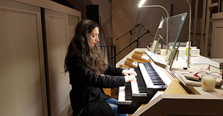 Kirchenmusikerin Grazia Pizzuto an der Orgel in Herz Jesu, Beethovenallee 